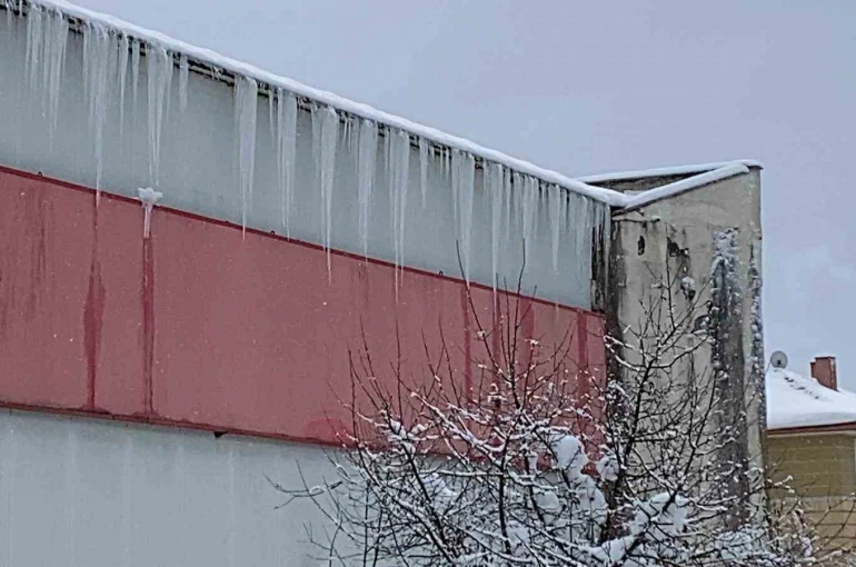 Bolu’da kar ve buz kütleleri tehlike saçıyor