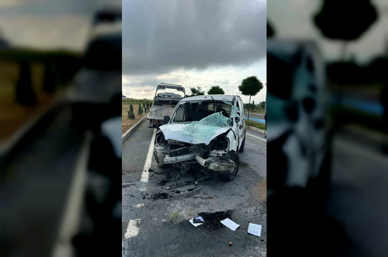 Bolu’da kontrolden çıkan hafif ticari araç devrildi: Sıkışan sürücüyü itfaiye kurtardı