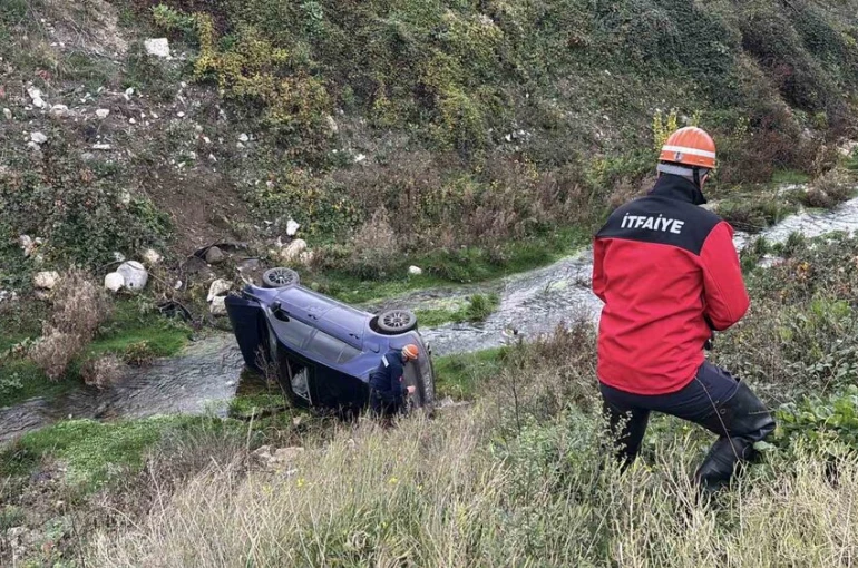 Bolu’da kontrolden çıkan otomobil, dereye uçtu: 2 yaralı