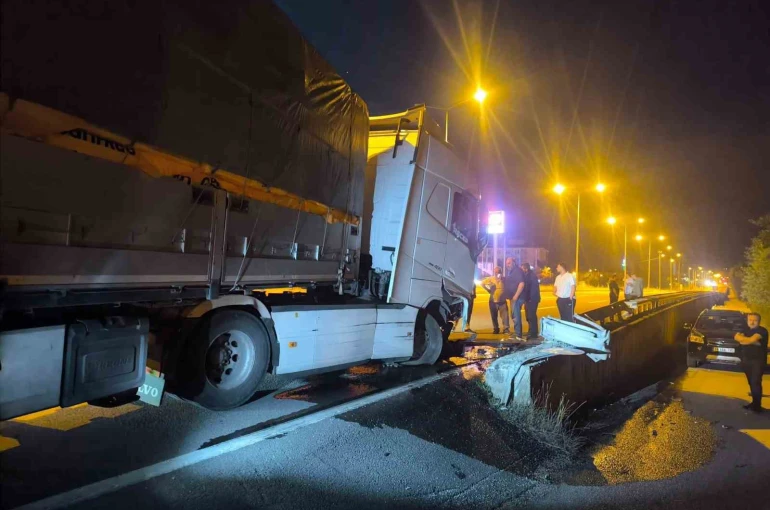 Bolu’da kontrolden çıkan tır bariyerlere çarptı