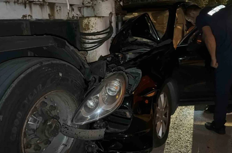 Bolu’da lüks SUV park halindeki tıra çarptı: 1 yaralı