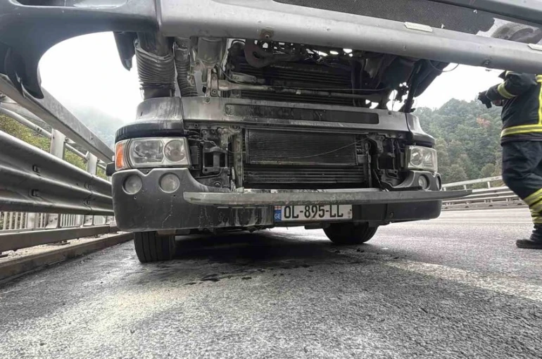 Bolu’da mobilya yüklü kamyon alev aldı: Erken müdahale faciayı önledi