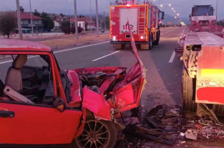 Bolu’da otomobil tıra çarptı: 1 yaralı