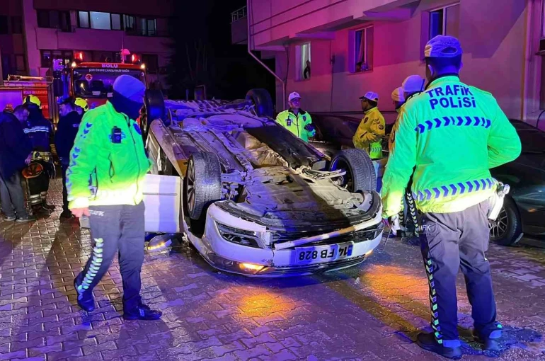 Bolu’da park halindeki araçlara çarpıp takla attı: Sürücü alkolmetreye üfleyemedi