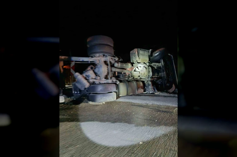 Bolu’da soda yüklü tır devrildi: Yol ulaşıma kapandı 