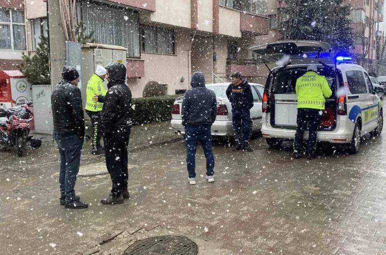Bolu’da ters yönden gelen motosiklet 2 otomobile çarptı