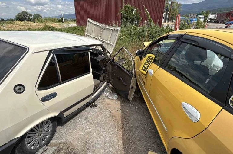 Bolu’da ticari taksi ile otomobil çarpıştı: 5 yaralı