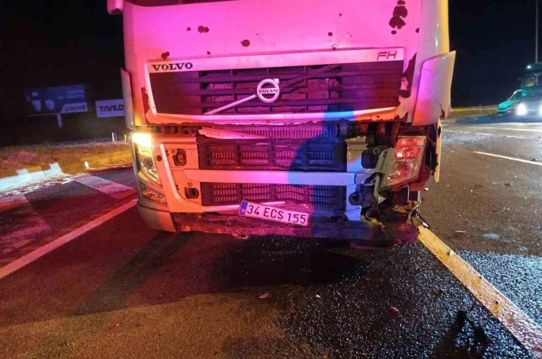 Bolu’da tırın çarptığı otomobil kağıt gibi ezildi: 3 yaralı