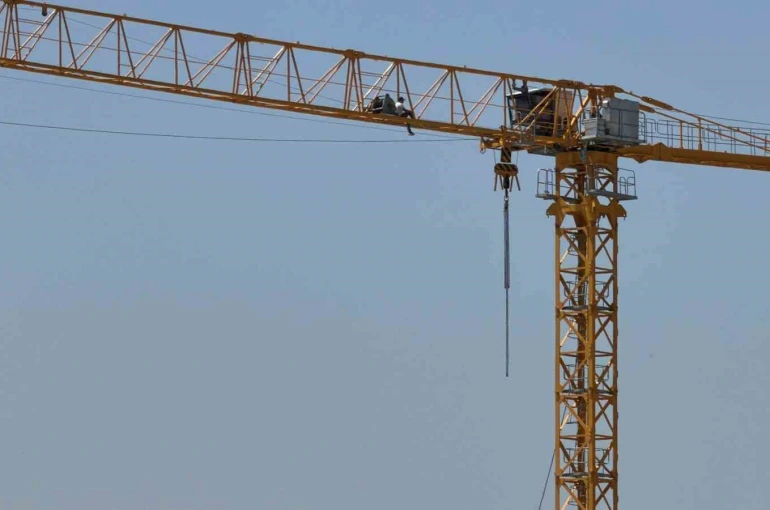 Bolu’da üniversitenin ek bina inşaatında maaş krizi: İşçi vince çıktı