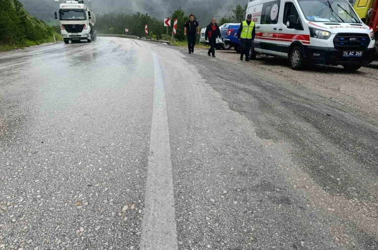 Bolu’da virajı alamayan hafif ticari araç yoldan çıktı: 3 yaralı