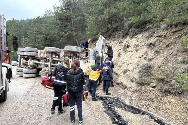 Bolu’da virajı alamayan hafriyat kamyonu devrildi: 1 ölü