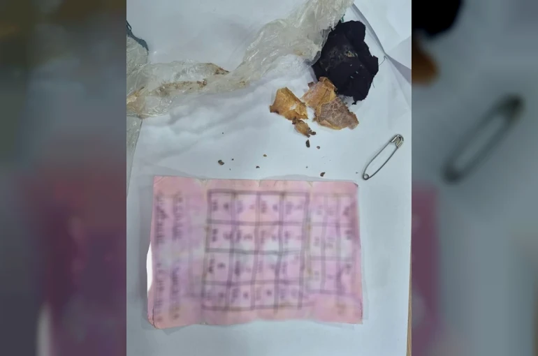 Bolu’da yapı marketin raflarının arasında muska çıktı: "Büyücülerin şerrinden Allah’a sığınırım"