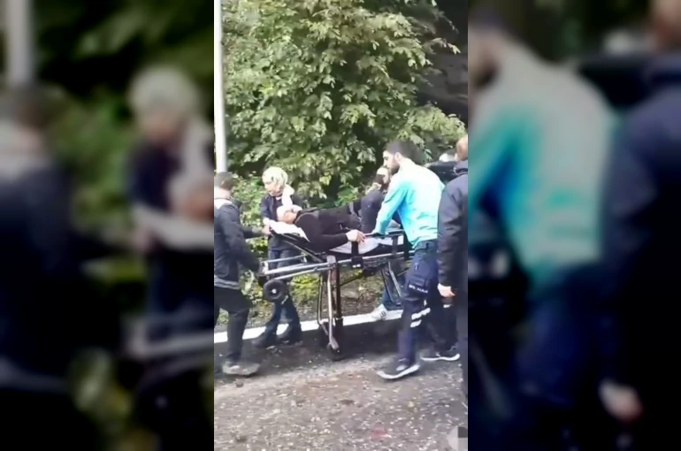 Borçka’da sel bölgesinde yaralanan kişi ambulansa ulaştırıldı