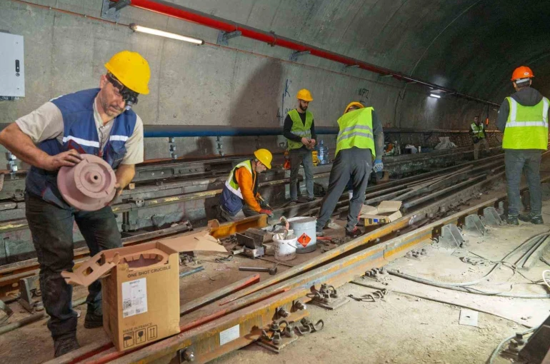 Bornova’da metro hattında raylar yenileniyor