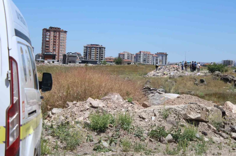 Boş arazide erkek cesedi bulundu