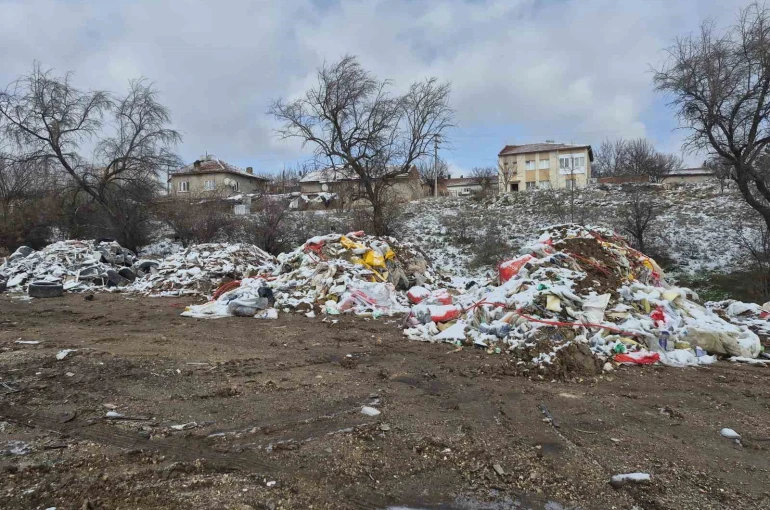 Boş araziye bırakılan atıklar tepeler oluşturdu