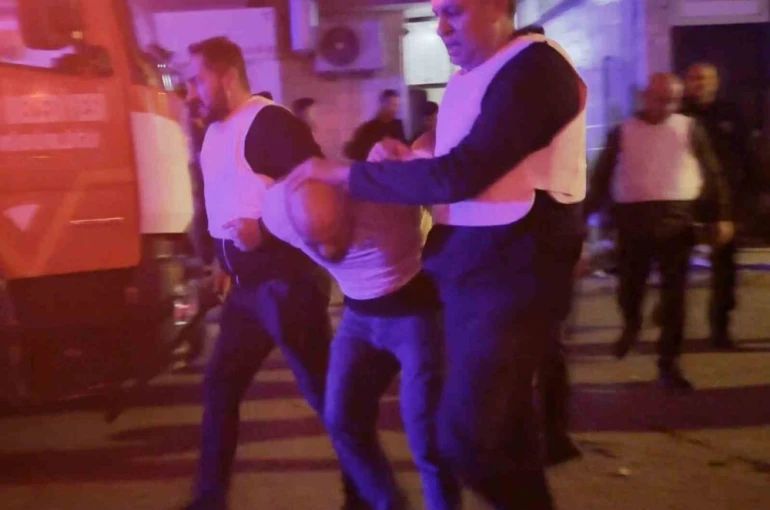 Boşandığını eşini darp edip çocuklarını bıçakla rehin alan şahıs tutuklandı 