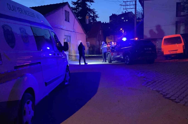 Boşanma aşamasındaki eşinin evine tabancayla ateş açtı