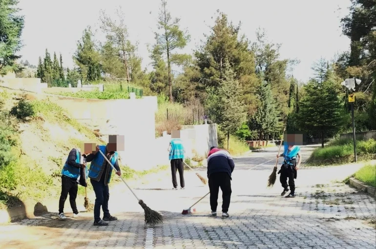 Boyabat’ta yükümlüler mezarlıkları bayrama hazırladı