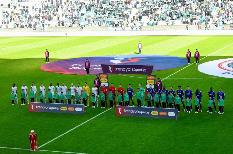 Böyle hakem olmaz olsun! Konyaspor Kasımpaşa’yla berabere kaldı