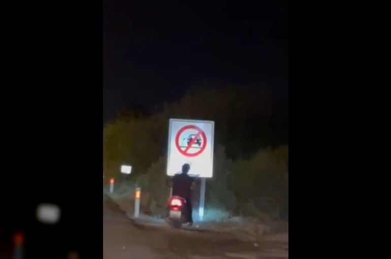 Böyle kaza görülmedi, motosiklet sürücüsü yol kenarındaki ‘çöp atma’ yazılı uyarı levhasına kafasını çarptı