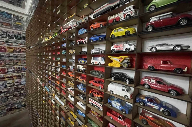 Böylesi görülmedi, evinde 15 bin maket otomobiliyle yaşıyor