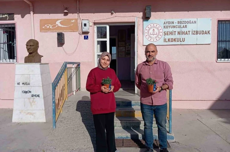 Bozdoğan Belediyesi’nden öğretmenlere karanfil çiçeği