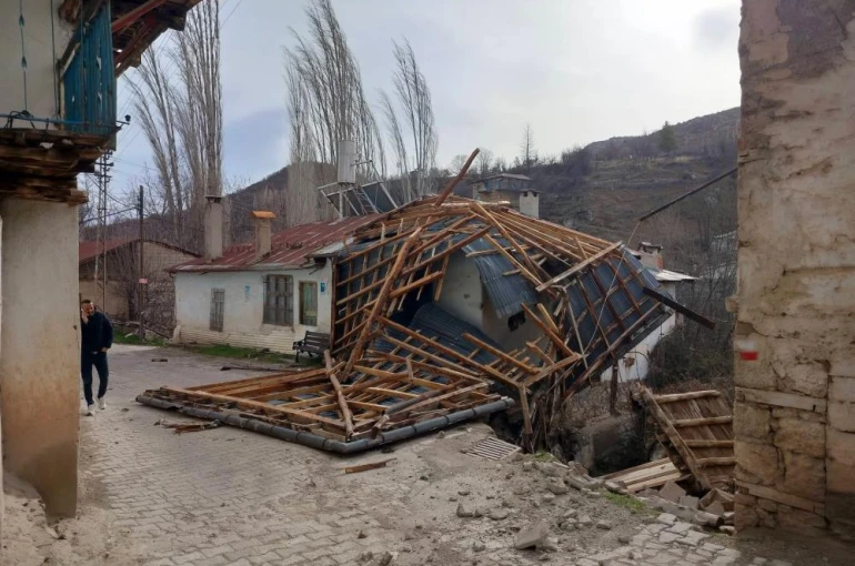 Bozkır'da şiddetli rüzgar çatıyı uçurdu