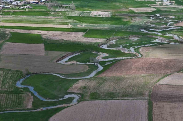 Bozkırda nadir görülen menderes ıslah öncesi dron ile görüntülendi