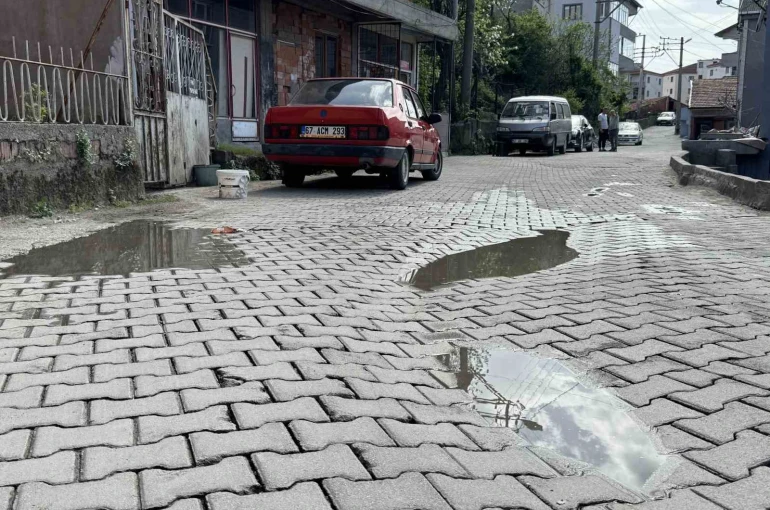 Bozuk yolda ıslanan çocuklar için tepki gösterdi