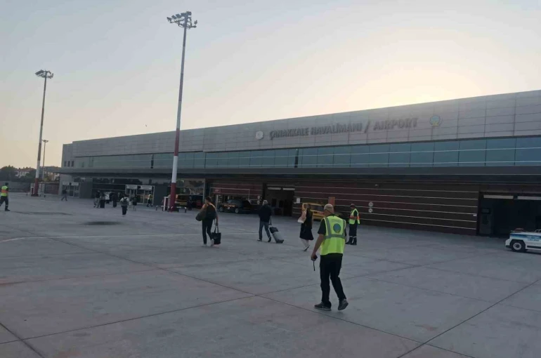 Brüksel’den gelen yolcu uçağı Çanakkale Havalimanı’na iniş yaptı