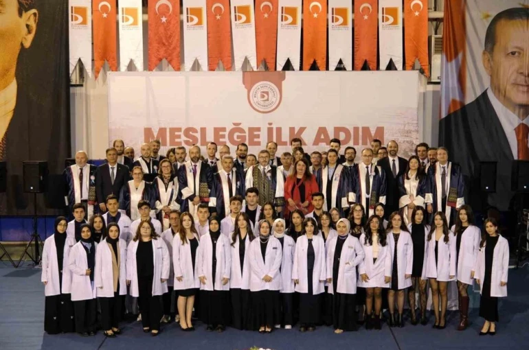 BŞEÜ Diş Hekimliği Fakültesi’nin yeni öğrencileri törenle beyaz önlüklerini giydi