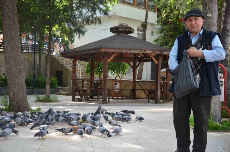 Bu bayramda eşini dostunu bıraktı, beslediği kuşlara koştu