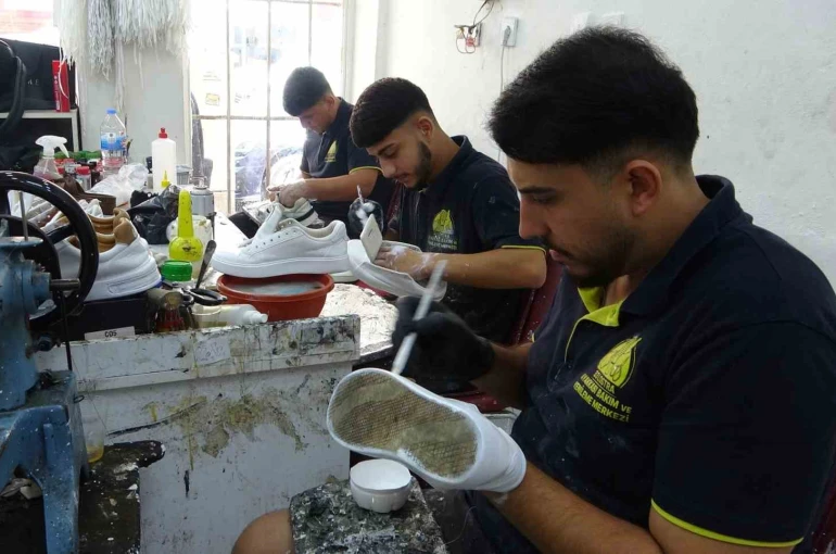 Bu da modern ayakkabı tamircisi: Babadan kalma mesleğini artık milyonlar izliyor, her ilden talep geliyor