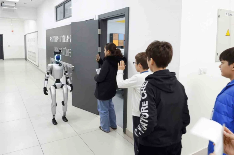 Bu ilçede sınava giren öğrencileri insansı robot karşılıyor