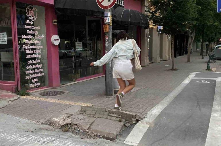 Bu kaldırımdaki hasar yayalar için düşme riski oluşturuyor