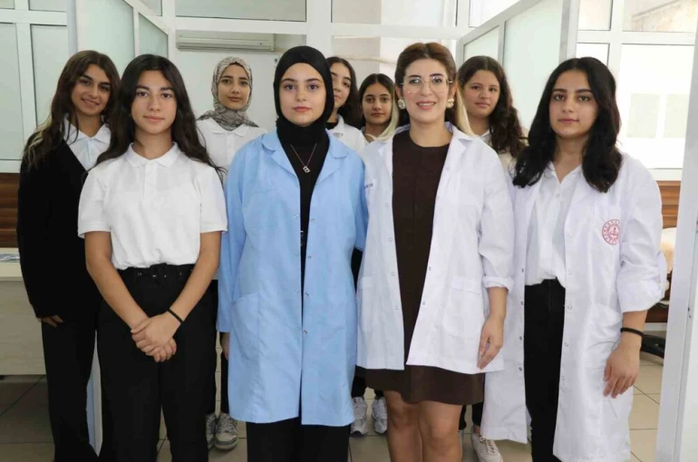 Bu lisede öğrenciler hem meslek öğreniyor hem para kazanıyor