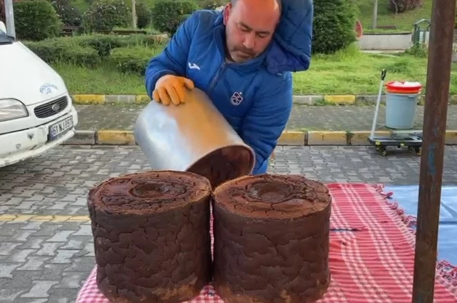 Bu mısır ekmeği teneke kovada pişiyor