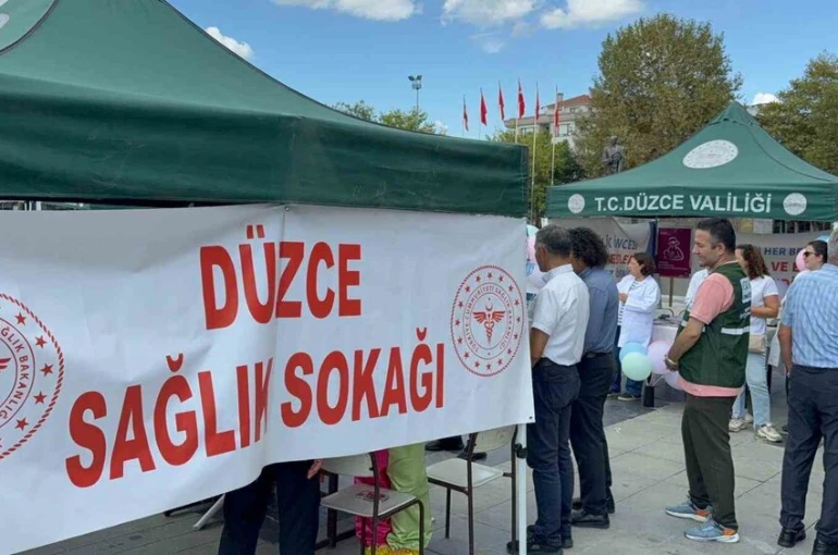 Bu sokağa gelenler sağlık taramasından geçti