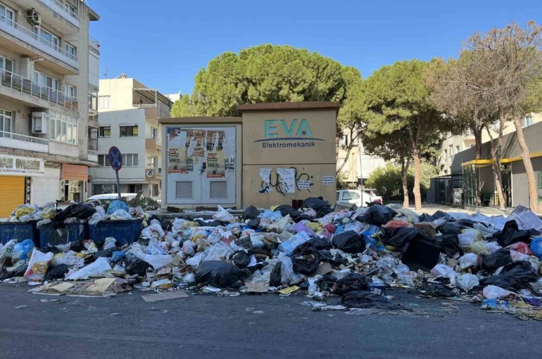Buca Belediyesi ile işçiler uzlaştı; çöp dağları yerinde duruyor