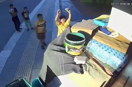 Büfe kapalı olunca aldıkları suyun parasını kameraya gösterip bıraktılar