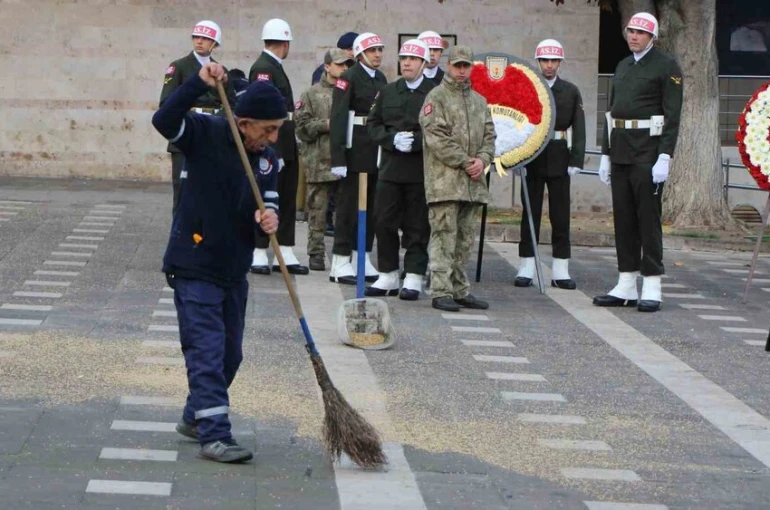 Buğdaylar ayak altında kalmasın diye zamanla yarışıp tören alanını temizledi: "Buğday nimettir, ekmektir"