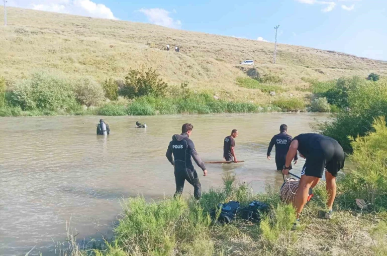 Bulanık’ta kahreden olay: Çaya düşen iki kardeşten biri yaşamını yitirdi, diğeri kayıp