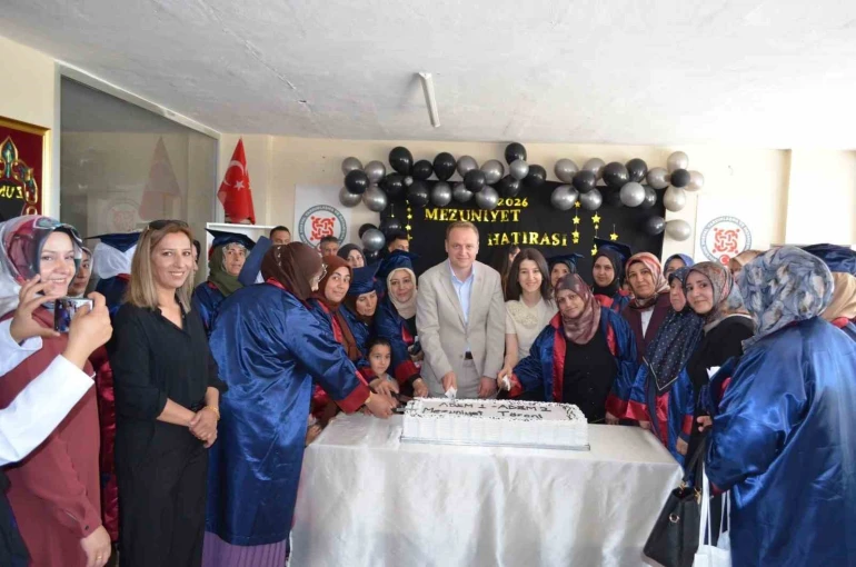 Bulanık’ta okuma yazma öğrenen 50 kadın mezuniyet sevinci yaşadı