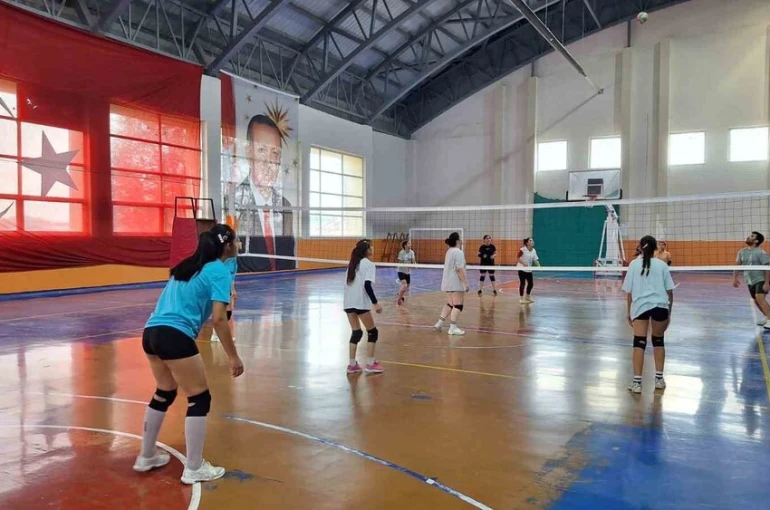 Bulanık’ta voleybol antrenmanlarına yoğun ilgi
