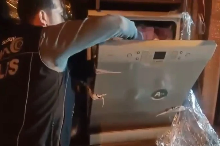 Bulaşık makinesine gizlenen 53 bin adet uyuşturcu hapı narkotik köpeği buldu