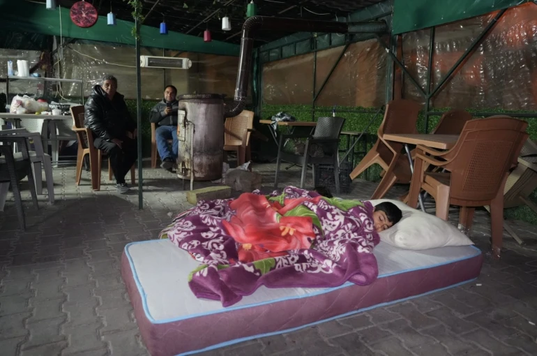 Buldan’da 5.1 büyüklüğündeki depremin ardından yaşanan artçılardan korkan vatandaşlar dışarda sabahladı