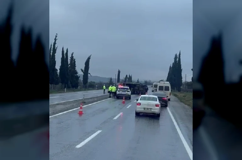 Buldan’da portakal yüklü kamyon refüje devrildi