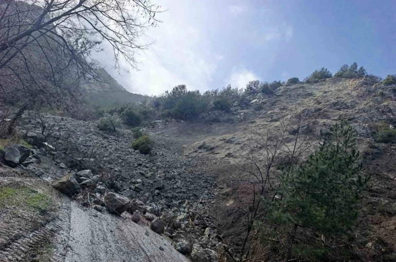 Buldan’da toprak kayması nedeniyle bir mahalle yolu ulaşıma kapandı