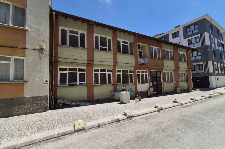 Bulunduğu sokağa renk katan ’Sevgililer ve Aşıklar Parkı’ artık yok